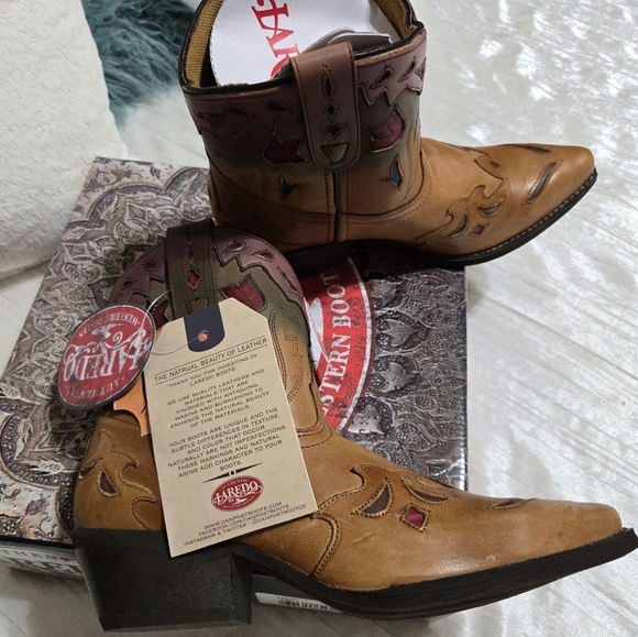 Laredo Tan Western Boots with Red and Brown Accents Brand New In Box. - Picture 5 of 9